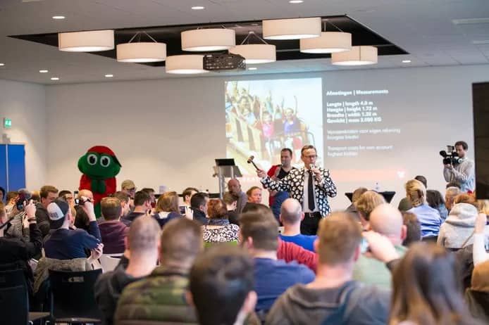 Veiling oude achtbaan Walibi levert 10 mille op voor Stichting Opkikker