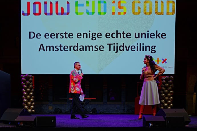 veilingmeester-nielsson-kooijman-en-presentatrice-van-de-middag-soundos-el-ahmadi